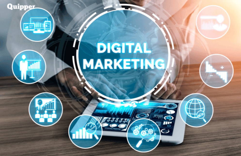 Pemilik UMKM lokal sedang mengelola pemasaran digital untuk meningkatkan penjualan bisnis secara online